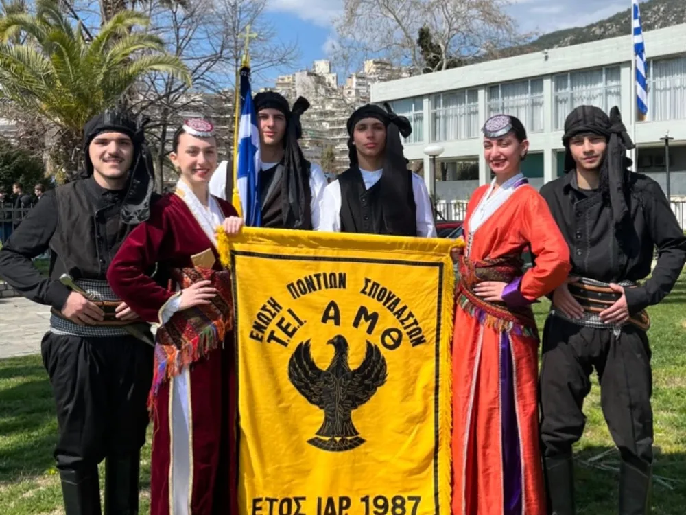 Μέλη του Συλλόγου με ποντιακές στολές, το λάβαρο και την ελληνική σημαία στην παρέλαση της 25ης Μαρτίου