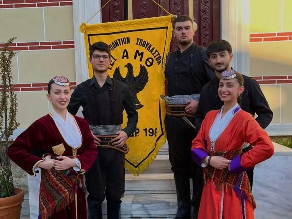 Μέλη του Συλλόγου με ποντιακές στολές και το λάβαρο στην είσοδο του Ιερού Ναού Αποστόλου Παύλου